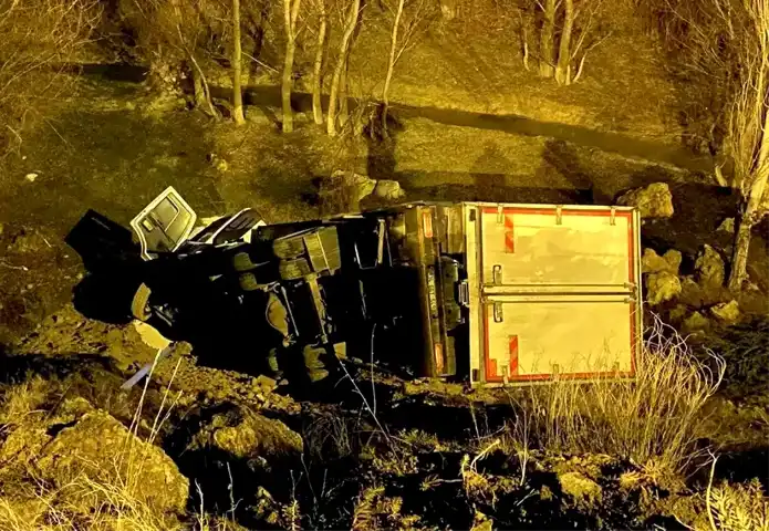 Kamyon Şarampole Devrildi: 1 Yaralı